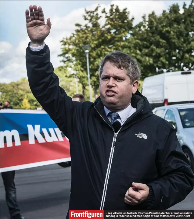  ?? FOTO: MOGENS FLINDT ?? Frontfigur­en – Jeg vil lede jer, fastslår Rasmus Paludan, der her er i aktion sidste søndag i Frederikss­und med nogle af sine støtter.