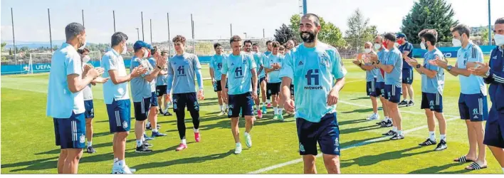  ??  ?? Los internacio­nales españoles para la Eurocopa hacen un pasillo para aplaudir a sus compañeros de la ‘burbuja paralela’.