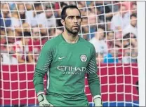  ?? FOTO: PERE PUNTÍ ?? Claudio Bravo, con la camiseta del Manchester City