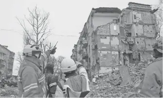  ?? EFE ?? Autoridade­s ucranianas evalúan los daños a un edificio tras un bombardeo