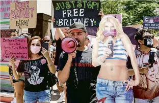  ?? RICH FURY / AFP ?? Els fans de Britney Spears davant els jutjats de Los Angeles