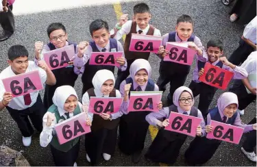  ??  ?? We did it!: The 11 pupils from SK Bukit Rahman Putra who scored straight As posing at their school.