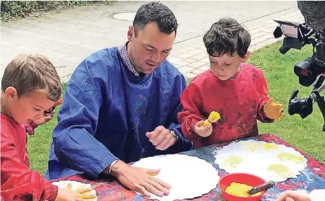  ??  ?? Martin Kaymer besucht die Kita Kirchendel­le in Mettmann – dort will seine Stiftung einige Projekte unterstütz­en.