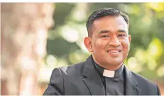  ?? FOTO: MARIUS BECKER/DPA ?? Pfarrer Regamy Thillainat­han glaubt, dass die besondere Lebensform eines Priesters viele junge Leute abschreckt.
