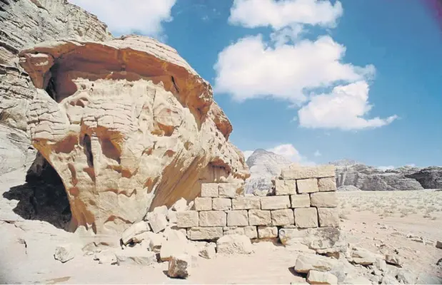  ?? Culture Club / Getty ?? Una casa  n d si rto
El joven e idealista T.E. Lawrence se instaló en esta estructura del Wadi Rum para explorar y captar el apoyo de los beduinos a la revuelta de los árabes contra el imperio otomano