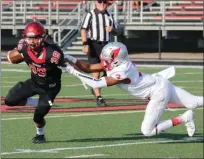  ?? DAVID C. TURBEN — FOR THE NEWS-HERALD ?? Chardon running back James Pettijohn (39) breaks free from a Mentor defender.