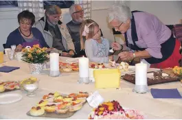  ??  ?? MASSE MAT: Gerd Gulstad hjelper med kake fra det flotte kakebordet.