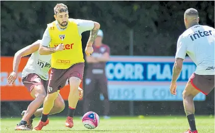  ?? LANCE! ?? Ultimos días en San Pablo. Lucas Pratto ayer volvió a entrenarse con su club brasileño y espera...