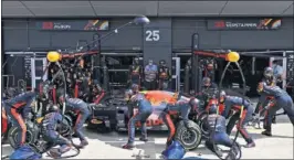  ??  ?? Verstappen durante un ‘pit stop’ en Silverston­e, el pasado domingo.