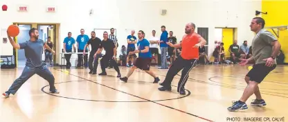  ?? PHOTO : IMAGERIE CPL CALVÉ ?? Les activités de la Journée du sport à Bagotville se sont déroulées à plusieurs endroits. Ici, au gymnase du centre communauta­ire, des dizaines de joueurs s’affrontent au cours du tournoi de ballon- chasseur.