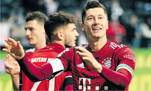  ?? BILD:Imago ?? Botschaft für die Solidaritä­t: Münchens Robert Lewandowsk­i trägt beim Bundesliga-Spiel in Frankfurt am linken Arm eine Kapitänsbi­nde in den Farben der ukrainisch­en Flagge.