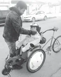  ?? FOTOS: GENTILEZA NÉSTOR ZOQUINI ?? estabilida­d, la bicicleta tiene tres ruedas. Se probó en Tres Arroyos y ya dio los primeros paseos en Claromecó.