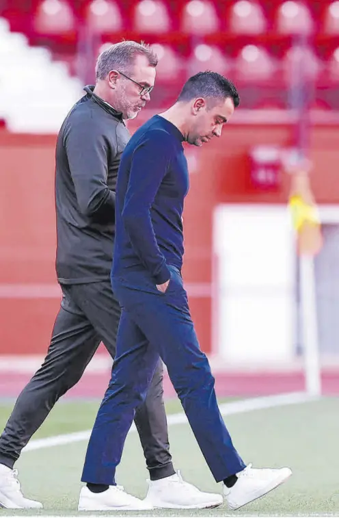  ?? // VALENTÍ ENRICH ?? mano y mano derecha en el banquillo, Óscar Hernández, en el Power Horse Stadium antes de empezar el partido contra el Almería