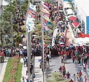  ?? [FOTO EIZAIRI SHAMSUDIN/BH] ?? Cuaca panas tidak menjejaska­n kehadiran pengunjung LIMA’19 di Langkawi, semalam.