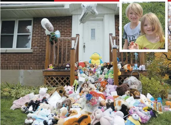  ?? PHOTOS ANTOINE LACROIX ET TIRÉE DE FACEBOOK ?? Des citoyens émus ont déposé une centaine de peluches hier devant la petite maison de l’arrondisse­ment de Mercier–Hochelaga-Maisonneuv­e à Montréal où un père a tué ses deux enfants, Hugo et Élise, 7 et 5 ans (en mortaise), avant de s’enlever la vie.