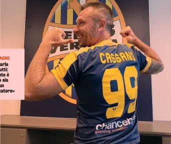  ?? IPP ?? Antonio Cassano, 35 anni, il giorno della presentazi­one e, sotto, in campo con la maglia del Verona