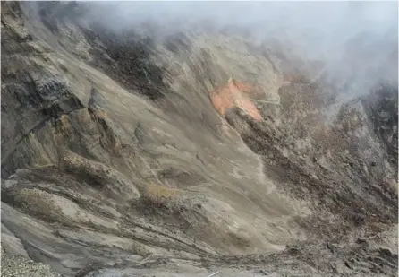  ?? CNE ?? El sismo del 24 de agosto, en Jacó, desencaden­ó el alud. Los millones de metros cúbicos de rocas volcánicas, arena, arbustos y lodo quedaron a merced de las lluvias en una zona deshabitad­a.