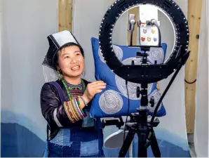  ?? ?? A worker promotes local products via livestream­ing in a workshop in Rongjiang on
April 22, 2021