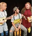  ?? Foto: Diekamp ?? Stadtmusik­anten suchen in Augsburg ein Zuhause (von links): Ellen Mayer, Ramo Ali und Marina Lötschert.