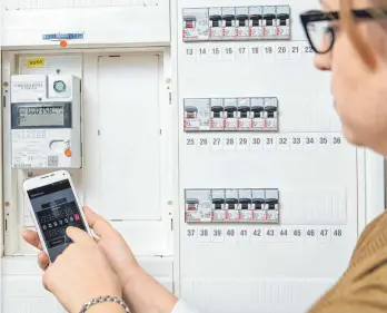  ?? FOTO: PHIL DERA ?? Smart Meter geben Daten in Echtzeit weiter. So kann man etwa mit dem Smartphone seinen Stromverbr­auch im Blick behalten.