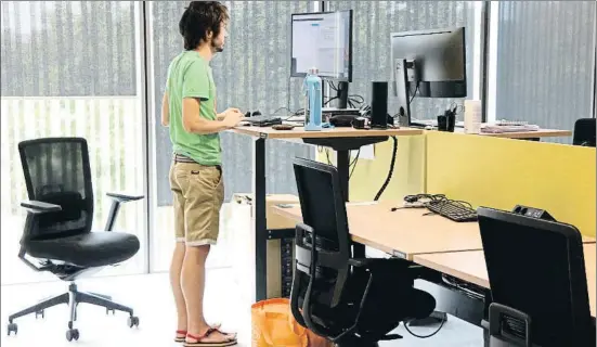  ?? PILAR TOMÁS / ACN ?? Un trabajador consulta el ordenador en las nuevas instalacio­nes de Amazon del distrito 22@ de Barcelona