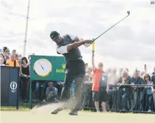  ??  ?? TIGER WOODS. El estadounid­ense queda a cuatro golpes de los líderes, lo que refleja que ha recuperado forma y podría competir por su primer título en 10 años.