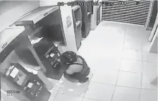  ??  ?? GAGAL: Kelihatan rakaman CCTV seorang lelaki bertopi keledar cuba membuka mesin ATM di sebuah bank di Sungai Merah.