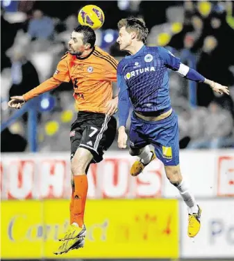  ?? Foto: Radek Petrášek, ČTK ?? Vzdušné války Radoslav Kováč (vpravo) z Liberce se po letech v cizině nevrátil do Sigmy, která jej pro velký fotbal vychovala, ale upřednostn­il Slovan. A tak včera svedl souboje s Ordošem a spol.