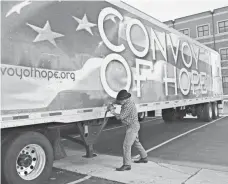  ?? VALERIE MOSLEY, (SPRINGFIEL­D, MO.) NEWS LEADER ?? Convoy of Hope, a non-denominati­onal group, feeds victims.