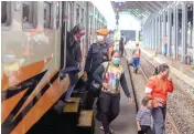  ?? ALLEX QOMARULLAH/JAWA POS ?? TERIMBAS BANJIR: Penumpang kereta di Stasiun Pasar Turi kemarin. Sebagian rute kereta api dari dan menuju Jakarta dibatalkan karena sebagian jalur masih terendam.