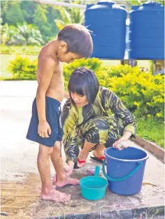  ??  ?? The picture of an assistant teacher washing the feet of a boy has touched Hon. — Photos courtesy of Datuk Hon Choon Kim