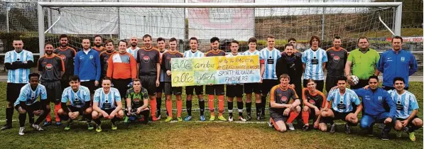  ?? Foto: Stefan Weindl ?? Gemeinsam mit dem Team aus Sandizell posierten die Kicker der Sportfreun­de Friedberg II mit einer klaren Aussage gegen Rassismus für den Fotografen.