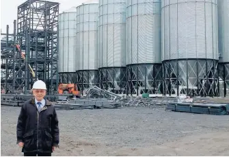  ??  ?? À la veille de ses 80 ans, Lucien Breton supervise le chantier du centre de grains de Scott. « Par la bande, j’ai été obligé de m’impliquer », s’amuse-t-il, indiquant qu’il se rend sur les lieux trois ou quatre fois par semaine.