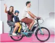  ?? FOTO: DPA ?? Drei Models auf einem E-Bike. Die Fachmesse Eurobike beginnt am 8. Juli.