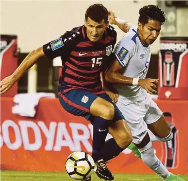  ??  ?? LICHAJ (kiri) berebut bola dengan pemain El Salvador Denis Pineda pada perlawanan suku akhir Piala Emas Concacaf, semalam.