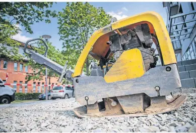  ?? FOTO: DPA ?? Nicht jede Baumaschin­e ist für den unerfahren­en Nutzer geeignet, wie zum Beispiel Rüttler.