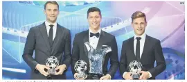  ?? EFE ?? APLANADORA BÁVARA. Robert Lewandowsk­i (centro), delantero del Bayern Munich, fue premiado como el Mejor Jugador de la Champions League 2019-2020, por delante de sus compañeros de equipo, Manuel Neuer, Mejor Portero y Joshua Kimmich, Mejor Defensa. En la línea media el ganador fue Kevin De Bruyne (M. City).