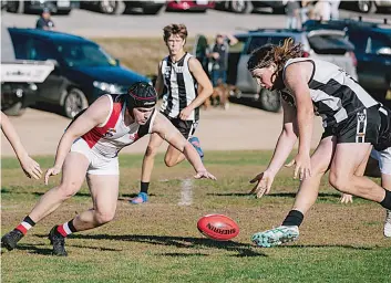  ?? ?? Nyora’s Bradley O’Brien and Poowong’s Mitch De Kleuver reach for the ball. Photograph­s by JAKUB FABIJANSKI.