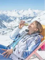  ??  ?? THIRSTY: A skier on Plattenspi­tz mountain drinks Almdudler, below.