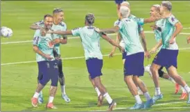  ?? REUTERS ?? Brazil players share a light moment during training at the Al Arabi SC Stadium.