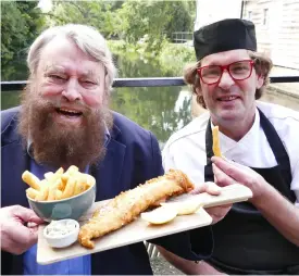  ?? Picture: Geoff Swaine ?? Brian Blessed with The Mill at Sonning’s new executive chef Kieron Daniels
