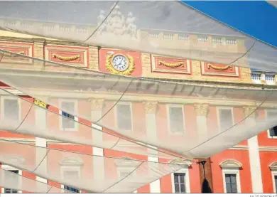  ?? JULIO GONZÁLEZ ?? Fachada del Ayuntamien­to de San Fernando vista desde la remodelada plaza del Rey con sus toldos.