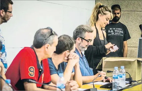  ?? LLIBERT TEIXIDÓ ?? Urna de cartón.
La mitad de la plantilla depositó su voto en una caja convertida en improvisad­a urna de votación