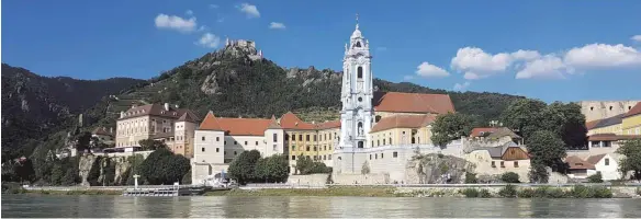  ?? FOTOS: SONJA LETZIN ?? Der himmelblau­e Kirchturm des Stifts in Dürnstein in der Wachau ist ein besonderer Hingucker auf der Fahrt über die österreich­ische Donau.
