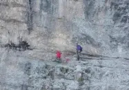  ??  ?? In parete La coppia di turisti spagnoli mentre tenta di raggiunger­e le Cime di Lavaredo. A destra il percorso fatto