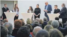  ??  ?? Auf dem Podium haben sich ehemalige und aktuelle Schüler ausgetausc­ht, moderiert wurde die Runde von Johannes Riedel.