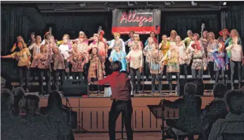  ?? FOTO: JOHANNES KIENZLER ?? Ein interaktiv­es Konzert: Der Chor Allegro lädt seine Zuhörer zum Mitsingen ein.