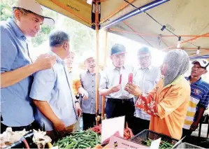  ??  ?? SALAHUDDIN
(tiga, kanan) membuat lawatan ke gerai usahawan selepas melancarka­n Jualan Jimat Belanja Aidilfitri Pasar Tani di Pasar Tani Stadium Shah Alam pada Ahad.