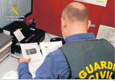  ?? EP ?? Un agente de la Guardia Civil, durante la investigac­ión del suceso.