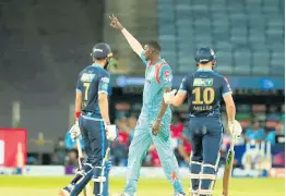  ?? COURTESY OF IPLT20.COM ?? Lucknow Super Giants fast bowler Jason Holder signals to a fielder during his team’s Indian Premier League encounter against the Gujarat Titans at the MCA Stadium on Tuesday.